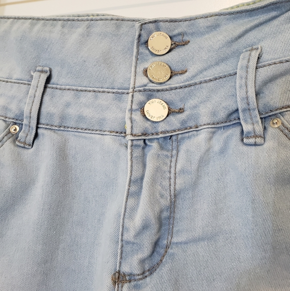 YMI WannaBettaButt? Hi Rise Stretch Lightwash Shorts Size 9 Juniors - Picture 5 of 11